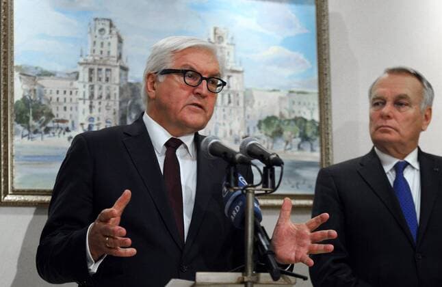 Ukraine-Konflikt: Treffen der AuÃŸenminister in Minsk MINSK, BELARUS - NOVEMBER 29, 2016: Germany s minister of foreign affairs Frank-Walter Steinmeier (L), and France s minister of foreign affairs Jean-Marc Ayrault talk to the media after a meeting of foreign ministers of the Normandy Four at the President Hotel. Viktor Drachev TASS  TS039337