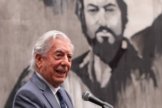 Peruvian writer and Nobel Literature Prize Mario Vargas Llosa sepaks during the opening of the Docummentray Center of Ibero American Literature Carmen Balcells during the 30th International Book Fair of Guadalajara, Jalisco, Mexico, 29 November 2016. PREUVIAN WRITER AND NOBEL LITERATURE PRIZE MARIO VARGAS LLOSA AT THE INTERNATIONAL BOOK FAIR OF GUADALAJARA !ACHTUNG: NUR REDAKTIONELLE NUTZUNG!  MEX001 20161129-636160537853874526