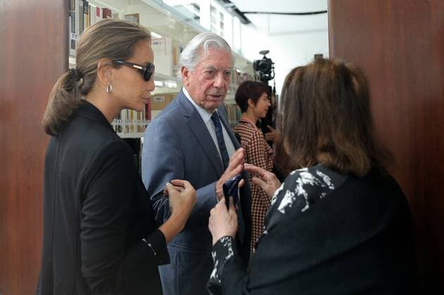 Peruvian writer and Nobel Literature Prize Mario Vargas Llosa (C), his partner Isabel Preysler (L) and Brazilian writer Nelida Pinon attend the opening of the Docummentray Center of Ibero American Literature Carmen Balcells during the 30th International Book Fair of Guadalajara, Jalisco, Mexico, 29 November 2016. PREUVIAN WRITER AND NOBEL LITERATURE PRIZE MARIO VARGAS LLOSA AT THE INTERNATIONAL BOOK FAIR OF GUADALAJARA !ACHTUNG: NUR REDAKTIONELLE NUTZUNG!  MEX001 20161129-636160539157221106