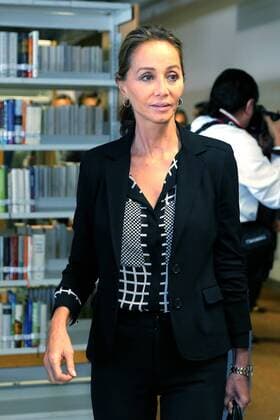 Isabel Preysler (C), fiance of Preuvian writer Mario Vargas Llosa, attends the opening of the Docummentray Center of Ibero American Literature Carmen Balcells during the 30th International Book Fair of Guadalajara, Jalisco, Mexico, 29 November 2016. PREUVIAN WRITER AND NOBEL LITERATURE PRIZE MARIO VARGAS LLOSA AT THE INTERNATIONAL BOOK FAIR OF GUADALAJARA !ACHTUNG: NUR REDAKTIONELLE NUTZUNG!  MEX001 20161129-636160543686073970