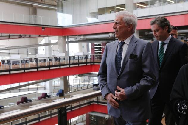 Preuvian writer and Nobel Literature Prize Mario Vargas Llosa attends the opening of the Docummentray Center of Ibero American Literature Carmen Balcells during the 30th International Book Fair of Guadalajara, Jalisco, Mexico, 29 November 2016. PREUVIAN WRITER AND NOBEL LITERATURE PRIZE MARIO VARGAS LLOSA AT THE INTERNATIONAL BOOK FAIR OF GUADALAJARA !ACHTUNG: NUR REDAKTIONELLE NUTZUNG!  MEX001 20161129-636160545072449970