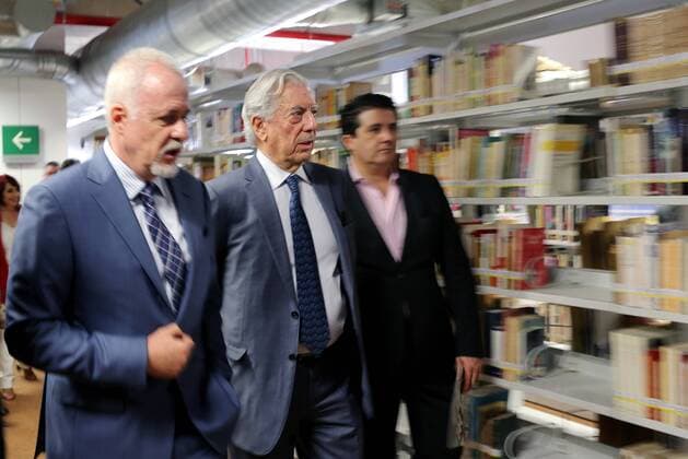 Preuvian writer and Nobel Literature Prize Mario Vargas Llosa (C) attends the opening of the Docummentray Center of Ibero American Literature Carmen Balcells during the 30th International Book Fair of Guadalajara, Jalisco, Mexico, 29 November 2016. PREUVIAN WRITER AND NOBEL LITERATURE PRIZE MARIO VARGAS LLOSA AT THE INTERNATIONAL BOOK FAIR OF GUADALAJARA !ACHTUNG: NUR REDAKTIONELLE NUTZUNG!  MEX001 20161129-636160547010337981