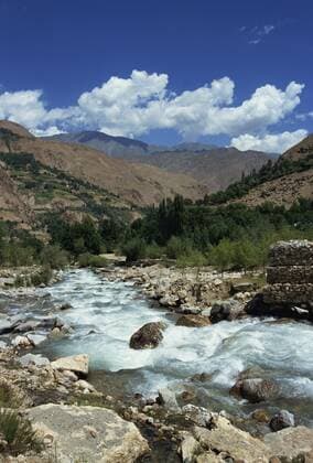 IMAGO Cultures of the world, Kalash People, Pakistan River and mountains in the Kalash region near Bumburet village in Chitral, Pakistan, Asia Copyright: DougxTraverso 657-134
