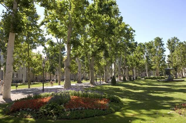 Zrinjevac Park, Zagreb, Croatia, Europe Copyright: GrahamxLawrence 663-482