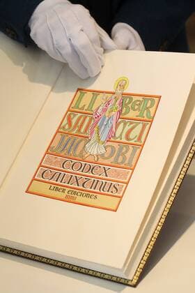 A saleswoman at Liber Publishing shows one of the most expensive books in its catalog, during the fifth day of the 30th edition of the Guadalajara International Book Fair (FIL). In the city of Guadalajara, Mexico, 30 November 2016. Understanding the book as a jewel is the key to the success of the Spanish Liber Editions, which these days presents in the FIL of Guadalajara several of their copies, authentic museum pieces cared for with total affection and with prices, this too, within reach of very few. UNDERSTAND THE BOOK AS A PIECE OF MUSEUM, SUCCESS KEY FOR SPANISH EDITORIAL !ACHTUNG: NUR REDAKTIONELLE NUTZUNG!  20161130-636161247125144170