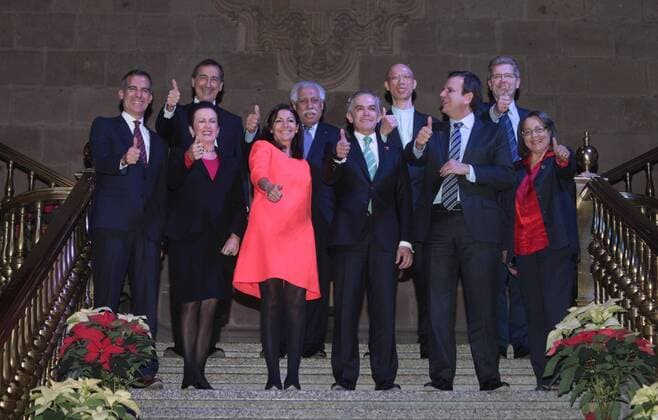 Mayors pose for the official picture at the C40 Mayors Summit in Mexico City, Mexico, 30 November 2016. Mayors from the biggest cities of the planet will debate on how to reduce carbon emissions. EFE Sashenka Gutierrez C40 MAYORS SUMMIT 2016 !ACHTUNG: NUR REDAKTIONELLE NUTZUNG!  MEX001 20161201-636161501343744447