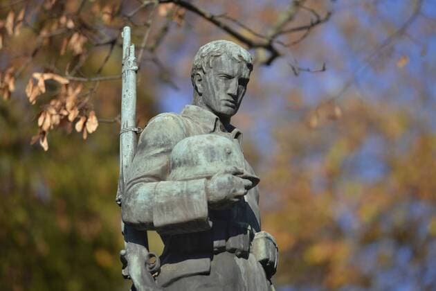 Volkstrauertag am 14. November Kriegerdenkmal, Kyffhaeuserbund, Friedhof Alt-Schoeneberg, Hauptstrasse, Schoeneberg, Berlin, Deutschland Kriegerdenkmal Friedhof Alt-Schoeneberg Schoeneberg Berlin Deutschland