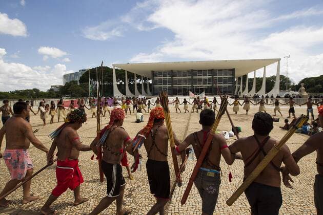 Indigenous from the munduruku ethnicity who live at the Amazon state of Para and their leaders protest for their land in front of the Supreme Court in Brasilia, Brazil, 01 December 2016. The indigenous assure that some of their lands have not been demarcated, lands where the Government plans to build at least three hydro-electric dykes. EFE Joedson Alves DOZENS OF INDIGENOUS PROTEST IN BRASILIA !ACHTUNG: NUR REDAKTIONELLE NUTZUNG!  BRA001 20161201-636162163422850956