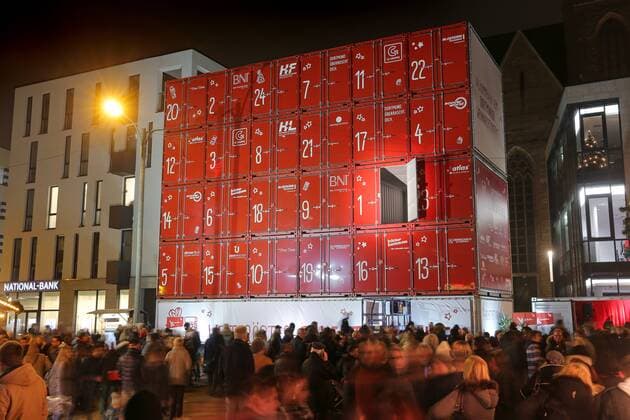 Bilder des Tages Adventskalender aus Containern in Dortmund - Erstes Türchen geöffnet Dortmund Germany, Dec.1th 2016. The first door has been opened at the supposedly largest Advent calendar of the world. Made of 30 ship containers the Advent calendar is 15 x 13 meters in size and has a total weight of 64 tonnes. Behind the first door was a voucher for the furnishing of a children s home in Dortmund. From December 1th onwards, a Christmas child will open a door every day at 18:00 from above a lifter.