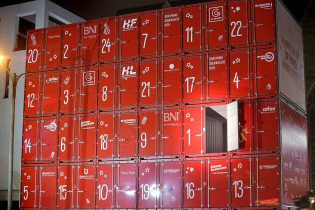 Adventskalender aus Containern in Dortmund - Erstes Türchen geöffnet Dortmund Germany, Dec.1th 2016. The first door has been opened at the supposedly largest Advent calendar of the world. Made of 30 ship containers the Advent calendar is 15 x 13 meters in size and has a total weight of 64 tonnes. Behind the first door was a voucher for the furnishing of a children s home in Dortmund. From December 1th onwards, a Christmas child will open a door every day at 18:00 from above a lifter.