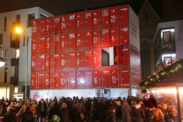 Adventskalender aus Containern in Dortmund - Erstes Türchen geöffnet Dortmund Germany, Dec.1th 2016. The first door has been opened at the supposedly largest Advent calendar of the world. Made of 30 ship containers the Advent calendar is 15 x 13 meters in size and has a total weight of 64 tonnes. Behind the first door was a voucher for the furnishing of a children s home in Dortmund. From December 1th onwards, a Christmas child will open a door every day at 18:00 from above a lifter.
