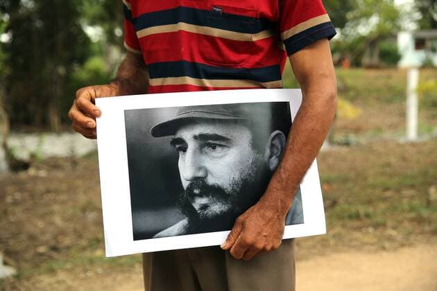A man holds a picture of Fidel as he awaits a caravan carrying the ashes of former President Fidel Castro in Jatibonico, Cuba, 01 December 2016. The caravan left Havana to make the reverse itinerary that the Cuban Revolution leader made back in 1959, and will reach Santiago de Cuba for the funeral of Castro at his hometown. THE ASHES OF FIDEL CASTRO HEAD TO SANTIAGO !ACHTUNG: NUR REDAKTIONELLE NUTZUNG!  CUB001 20161201-636162267938293992