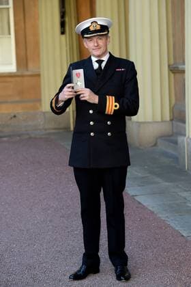 . 29 11 2016. London, United Kingdom. investiture at Buckingham Palace. Buckingham Palace. Surgeon Commander Matthew Turner, Royal Navy, receives an OBE at an investiture at Buckingham Palace, London, UK. 29 11 2016.  xi-Imagesx xPoolx IIM-13945-0008