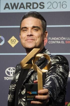 British singer and songwriter Robbie Williams poses with his Golden Award during the gala Los 40 Music Awards at Palau Sant Jordi in Barcelona, Catalonia, Spain, 01 December 2016. LOS 40 MUSIC AWARDS !ACHTUNG: NUR REDAKTIONELLE NUTZUNG!  BCN001 20161202-636162343375796466