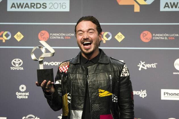 Colombian singer and songwriter J. Balvin poses with his Best Latin Artist award during the gala Los 40 Music Awards at Palau Sant Jordi in Barcelona, Catalonia, Spain, 01 December 2016. LOS 40 MUSIC AWARDS !ACHTUNG: NUR REDAKTIONELLE NUTZUNG!  BCN001 20161202-636162344005884505