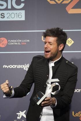 Spanish singers and musician Pablo Lopez poses with his Best song of the year award during the gala Los 40 Music Awards at Palau Sant Jordi in Barcelona, Catalonia, Spain, 01 December 2016. LOS 40 MUSIC AWARDS !ACHTUNG: NUR REDAKTIONELLE NUTZUNG!  BCN001 20161202-636162345960421034