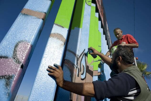 Aktivisten bemalen Grenzzaun zwischen Mexiko und den USA Enrique Chiu (front) and Oscar Lona (behind) paint murals on the fence that marks the boundary on the US border And Mexico, during the first day of this project in Tijuana, Mexico, 01 December 2016. A group of artists launched an unprecedented project under which hundreds of volunteers from around the world will unite to color more than two thousand linear meters of the border wall between Mexico and the United States.EFE David Maung BROTHERHOOD MURAL PAINTED ALONG THE BORDER WALL !ACHTUNG: NUR REDAKTIONELLE NUTZUNG!  TIJ10 20161202-636162506427635808