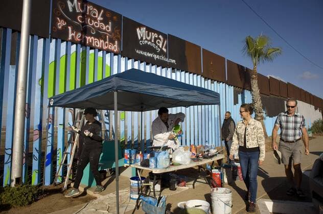 Bilder des Tages Aktivisten bemalen Grenzzaun zwischen Mexiko und den USA Tourists observe volunteers that paint murals on the fence that marks the boundary on the US border And Mexico, during the first day of this project in Tijuana, Mexico, 01 December 2016. A group of artists launched an unprecedented project under which hundreds of volunteers from around the world will unite to color more than two thousand linear meters of the border wall between Mexico and the United States. EFE David Maung BROTHERHOOD MURAL PAINTED ALONG THE BORDER WALL !ACHTUNG: NUR REDAKTIONELLE NUTZUNG!  TIJ19 20161202-636162507746000259