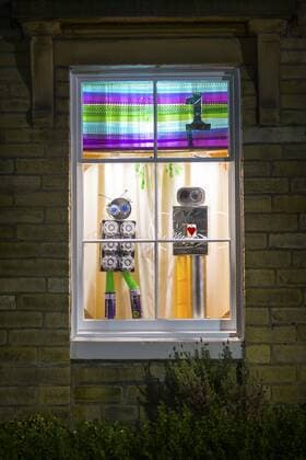 Adventskalender-Fenster im englischen Saltaire December 1, 2016 - Saltaire, Yorkshire, UK - Saltaire UK. The first of this years Advent windows have opened in the World Heritage village of Saltaire in Yorkshire. Each year windows in Saltaire homes are illuminated with a festive scene with one scene being opened daily from the 1st of December until the 24th of December. Saltaire UK  - ZUMAl94_ 20161201_zaf_l94_057
