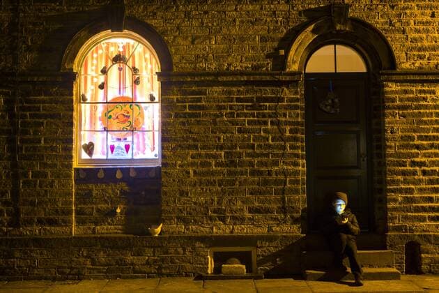 Adventskalender-Fenster im englischen Saltaire December 1, 2016 - Saltaire, Yorkshire, UK - Saltaire UK. The first of this years Advent windows have opened in the World Heritage village of Saltaire in Yorkshire. Each year windows in Saltaire homes are illuminated with a festive scene with one scene being opened daily from the 1st of December until the 24th of December. Saltaire UK  - ZUMAl94_ 20161201_zaf_l94_058
