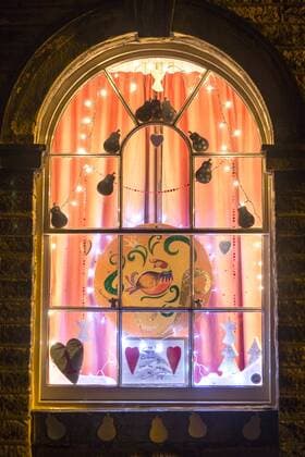 Adventskalender-Fenster im englischen Saltaire December 1, 2016 - Saltaire, Yorkshire, UK - Saltaire UK. The first of this years Advent windows have opened in the World Heritage village of Saltaire in Yorkshire. Each year windows in Saltaire homes are illuminated with a festive scene with one scene being opened daily from the 1st of December until the 24th of December. Saltaire UK  - ZUMAl94_ 20161201_zaf_l94_059