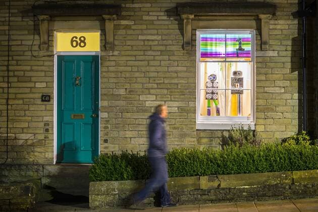 Adventskalender-Fenster im englischen Saltaire December 1, 2016 - Saltaire, Yorkshire, UK - Saltaire UK. The first of this years Advent windows have opened in the World Heritage village of Saltaire in Yorkshire. Each year windows in Saltaire homes are illuminated with a festive scene with one scene being opened daily from the 1st of December until the 24th of December. Saltaire UK  - ZUMAl94_ 20161201_zaf_l94_061
