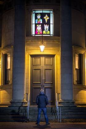 Adventskalender-Fenster im englischen Saltaire December 1, 2016 - Saltaire, Yorkshire, UK - Saltaire UK. The first of this years Advent windows have opened in the World Heritage village of Saltaire in Yorkshire. Each year windows in Saltaire homes are illuminated with a festive scene with one scene being opened daily from the 1st of December until the 24th of December. Saltaire UK  - ZUMAl94_ 20161201_zaf_l94_060