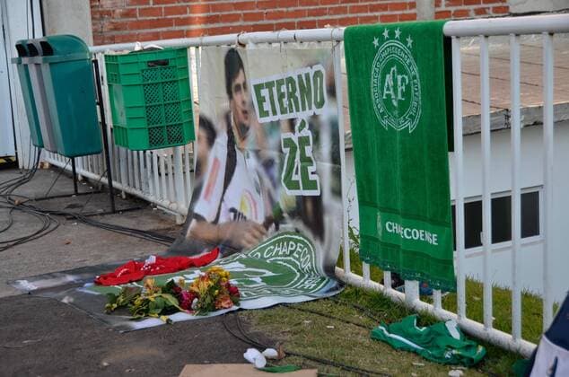 Fußball, Flugzeugabsturz Chapecoense, Vorbereitungen für Trauerfeier in Chapeco CHAPECO, SC - 02.12.2016: TRAGEDY WITH CHAPECOENSE - Tributes Arena Conda in Chapeco after the tragedy Chapecoense. x1238174x  NelsonxAndrade