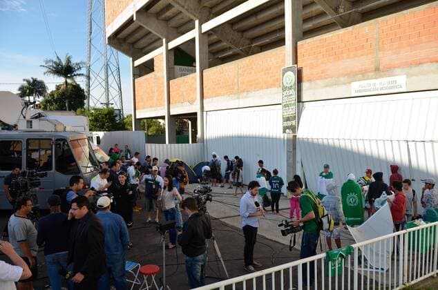 Fußball, Flugzeugabsturz Chapecoense, Vorbereitungen für Trauerfeier in Chapeco CHAPECO, SC - 02.12.2016: TRAGEDY WITH CHAPECOENSE - Fans that made waking waking up in the Arena Conda in Chapeco after the tragedy Chapecoense. x1238178x  NelsonxAndrade