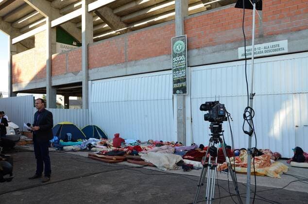 Fußball, Flugzeugabsturz Chapecoense, Vorbereitungen für Trauerfeier in Chapeco CHAPECO, SC - 02.12.2016: TRAGEDY WITH CHAPECOENSE - Fans that made waking waking up in the Arena Conda in Chapeco after the tragedy Chapecoense. x1238192x  NelsonxAndrade