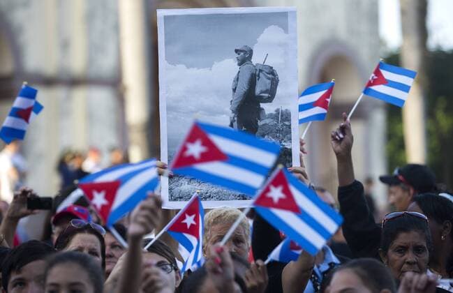 Cubans observe the motorcade that carries the ashes of late Cuban leader Fidel Castro in Camaguey, Cuba, 02 December 2016. The ashes of Castro left Plaza de la Revolucion in Havana on 30 November 2016 for a four-day tour across the island, a funeral procession that will end in Santiago de Cuba, where his funeral will be held on 04 December 2016. THE ASHES OF FIDEL CASTRO ARE TRANSFERRED FROM HAVANA TO SANTIAGO !ACHTUNG: NUR REDAKTIONELLE NUTZUNG!  HAB13 20161202-636162929183058353
