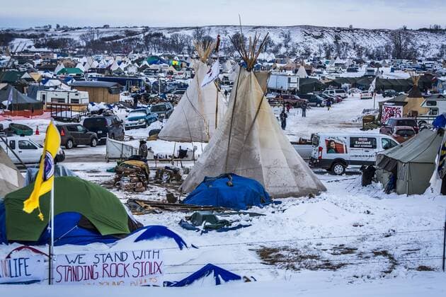 Bilder des Tages US: Water Protectors Prepped for Winter An estimated ten thousand water protectors, both indigenous and non-native allies, are now occupying The Oceti Sakowin Camp in Cannonball, North Dakota. The fight to stop the 3.8 billion dollar Dakota Access Pipeline, which will pump half-a-million barrels of crud a day beneath the Missouri river if completed, has been going on for months.  MichaelxNigro