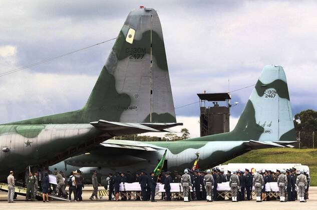 Fußball, Flugzeugabsturz Chapecoense, Überführung der Opfer (161203) -- MEDELLIN, Dec 3, 2016 -- Coffins of the Chapecoense players and coaches killed Monday in a plane crash are seen being loaded onto aircraft of Brazilian Air Force at the Rionegro Military Base in the outskirts of Medellin, Colombia, on Dec. 2, 2016. Their funeral will be held on Saturday on the grass of Arena Conda, Chapecoense s home ground in Brazilian southern city of Chapeco. Marcio Fernandez ) (djj) BRAZIL OUT COLOMBIA-MEDELLIN-BRAZIL-AIRPLANE CRASH AGENCIAxESTADO 