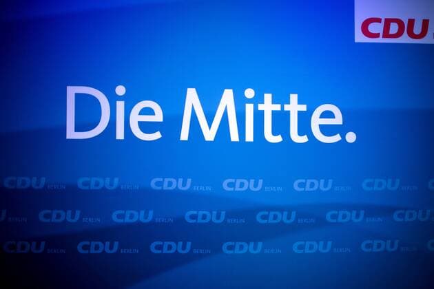 Die Mitte, CDU Berlin DEU, Deutschland, Germany, Berlin, 02.12.2016 Logo Die Mitte vor CDU Logo auf dem Kleinen Landesparteitag der Berliner CDU in Berlin. The Centre, Die Mitte, in front of trhe logo of the CDU during a party congress in Berlin.
