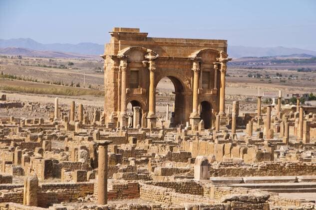 The Arch of Trajan in the Roman ruins, Timgad, UNESCO World Heritage Site, Algeria, North Africa, Africa Copyright: MichaelxRunkel 816-2580