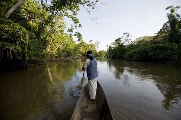 IMAGO Nature: Unsere Erde, Naturschutz, Indigene V?lker An Achuar man spear fishing on a tributary of the Amazon, Ecuador, South America Copyright: JamesxMorgan 824-46