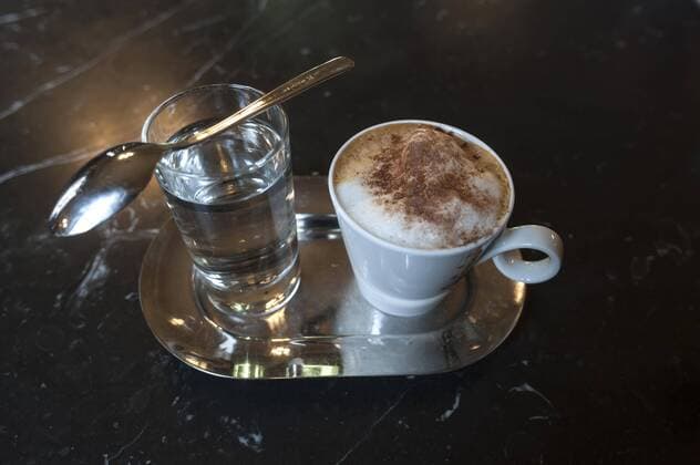Cappuccino mit Kakaopulver und einem Glas Wasser auf einem Marmortisch, Wien, Österreich, Europa Copyright: imageBROKER/HelmutxMeyerxzurxCapellen ibxmzc04432706.jpg