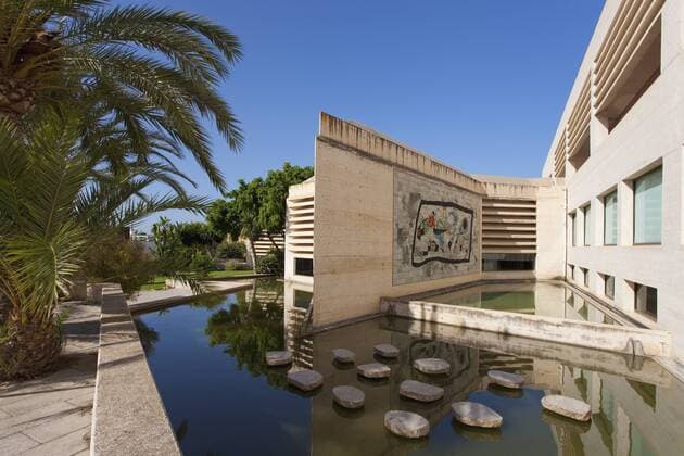 Architektur von Rafael Moneo Garden at Fundacio Pilar I Joan Miro, Cala Major, Majorca, Balearic Islands, Spain, Mediterranean, Europe Copyright: PeterxBarritt 831-76