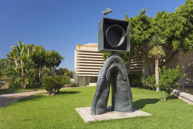 Architektur von Rafael Moneo Personnage Gothique, Oiseau Eclair sculpture dated 1976 in Garden at Fundacio Pilar I Joan Miro, Cala Major, Majorca, Balearic Islands,Spain, Mediterranean, Europe Copyright: PeterxBarritt 831-77