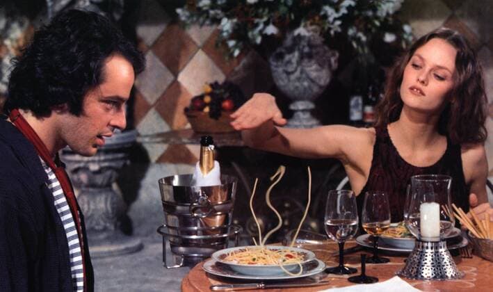 Der Hexenclub von Bayonne, (UN AMOUR DE SORCIERE) F 1996, Regie: Rene Manzor, GIL BELLOWS, VANESSA PARADIS, Stichwort: Hexe, Zauberei, Magie, Essen, Nudeln, Spaghetti UnitedArchives00014898