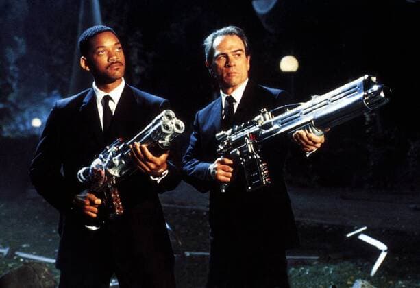 Men in Black, (MEN IN BLACK) USA 1997, Regie: Barry Sonnenfeld, WILL SMITH, TOMMY LEE JONES, Stichwort: Waffen, Gewehre UnitedArchives00015737