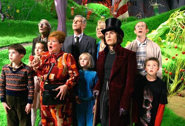 Weihnachten, Filmreife Outfits Charlie und die Schokoladenfabrik, (CHARLIE AND THE CHOCOLATE FACTORY) USA-GB 2005, Regie: Tim Burton, FREDDIE HIGHMOREE; FRANZISKA TROEGNER, JULIA WINTER, JOHNNY DEPP, ADAM GODLEY, JORDAN FRY, Key: Zylinder, Erlebnis UnitedArchives00019625