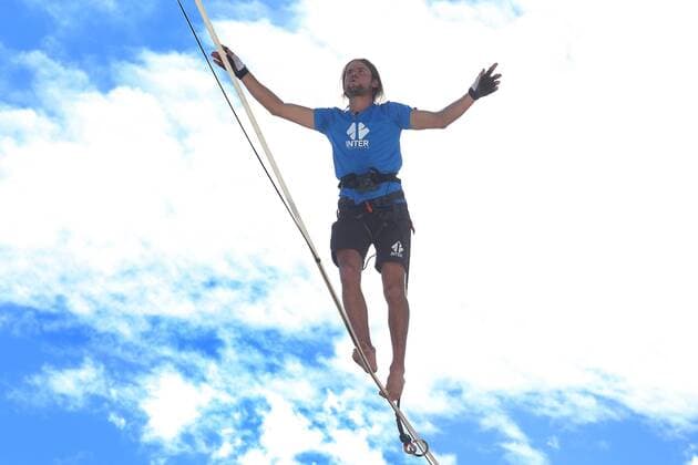 Slackliner Alexander Schulz in Mexiko City in Aktion December 4, 2016 - Mexico - EUM20161204DEP02.JPG.CIUDAD DE MEXICO Highline Cuerda-Equilibrista Schulz.- El equilibrista aleman Alexander Schulz camina sobre una cuerda del edificio Torre Bancomer al edificio Torre Reforma este domingo 4 de diciembre de 2016 para batir un nuevo record mundial de highline a 230 metros de altura. Foto: Agencia EL UNIVERSAL EVZ Mexico  - ZUMAu78_ 20161204_zaf_u78_020
