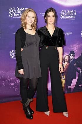 Marta Martin und Laura Roge bei der Premiere des Kinofilms Vampirschwestern 3 - Reise nach Transsilvanien im Mathäser Filmpalast. München, 04.12.2016 Foto:xP.xSchönbergerx xFuturexImage