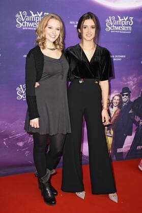 Marta Martin und Laura Roge bei der Premiere des Kinofilms Vampirschwestern 3 - Reise nach Transsilvanien im Mathäser Filmpalast. München, 04.12.2016 Foto:xP.xSchönbergerx xFuturexImage