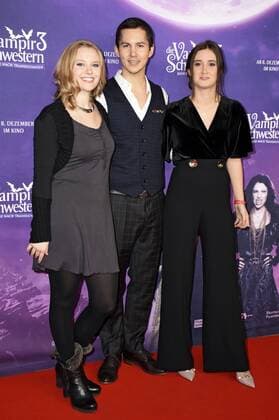 Marta Martin, Tim Oliver Schultz und Laura Roge bei der Premiere des Kinofilms Vampirschwestern 3 - Reise nach Transsilvanien im Mathäser Filmpalast. München, 04.12.2016 Foto:xP.xSchönbergerx xFuturexImage