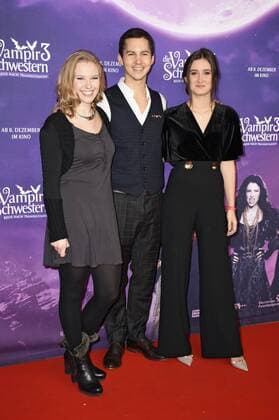 Marta Martin, Tim Oliver Schultz und Laura Roge bei der Premiere des Kinofilms Vampirschwestern 3 - Reise nach Transsilvanien im Mathäser Filmpalast. München, 04.12.2016 Foto:xP.xSchönbergerx xFuturexImage