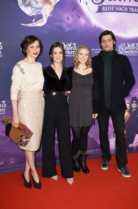 Christiane Paul, Laura Roge, Marta Martin und Stipe Erceg bei der Premiere des Kinofilms Vampirschwestern 3 - Reise nach Transsilvanien im Mathäser Filmpalast. München, 04.12.2016 Foto:xP.xSchönbergerx xFuturexImage