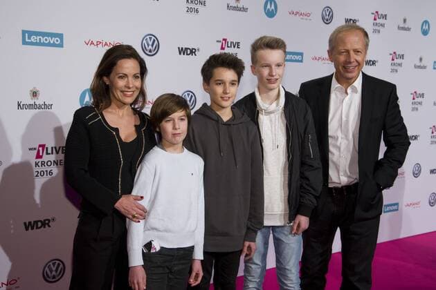 Tom BUHROW, WDR-Intendant, mit neuer Freundin Daniela BOFF und ihren Kindern Ben, Luc und Kris, Roter Teppich, Red Carpet Show, Ankunft, Arrival, EinsLive Krone Verleihung am 01.12.2016 in B o c h u m Deutschland
