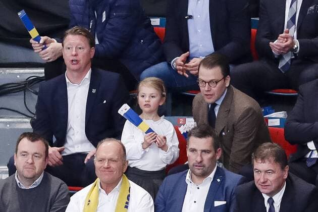 Prinz Daniel mit Tochter Prinzessin Estelle am Rande eines Handballspiels der Damen EM in Stockholm, Schweden vs. Spanien.  Copyright: ANDREASxLxERIKSSON 26452143sp